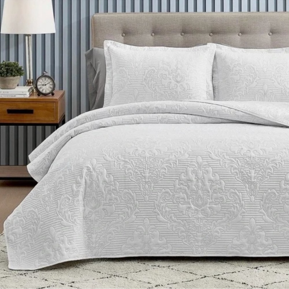 New White Damask Woven Quilt Bedspread Blanket & Pillows
